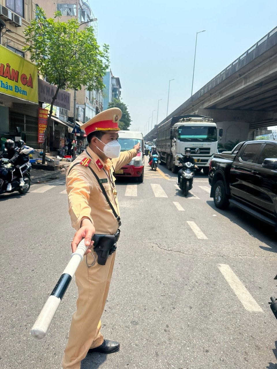 Lực lượng CSGT Hà Nội làm nhiệm vụ bảo đảm trật tự an toàn giao thông trong dịp nghỉ lễ Hà Nội: Cảnh sát giao thông phân luồng giao thông dưới nắng nóng gay gắt