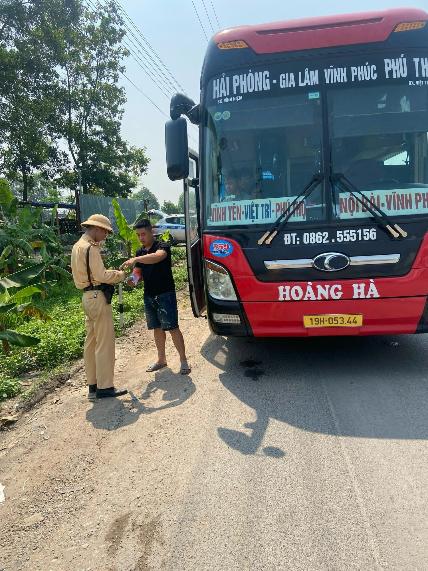 Các vi phạm liên quan đến xe khách được kiểm soát chặt chẽ và xử lý nghiêm Hà Nội: Cảnh sát giao thông phân luồng giao thông dưới nắng nóng gay gắt -0