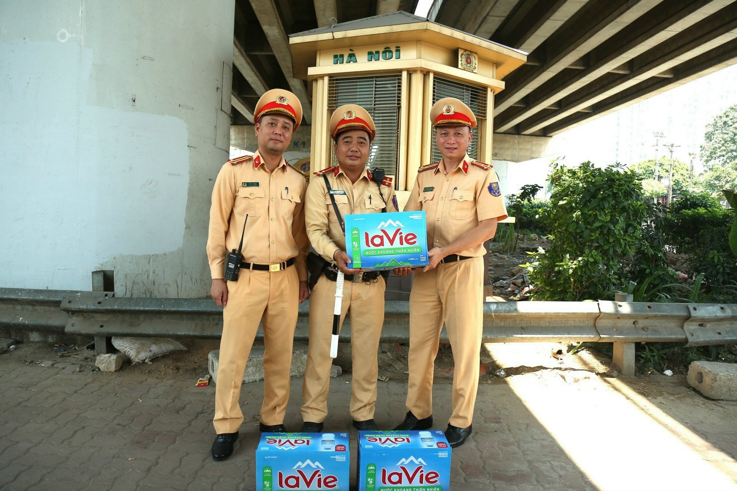 Hà Nội: Những chiến sĩ áo vàng bảo đảm trật tự an toàn giao thông dưới nắng nóng đỉnh điểm ảnh 10 Hà Nội: Cảnh sát giao thông phân luồng giao thông dưới nắng nóng gay gắt -0