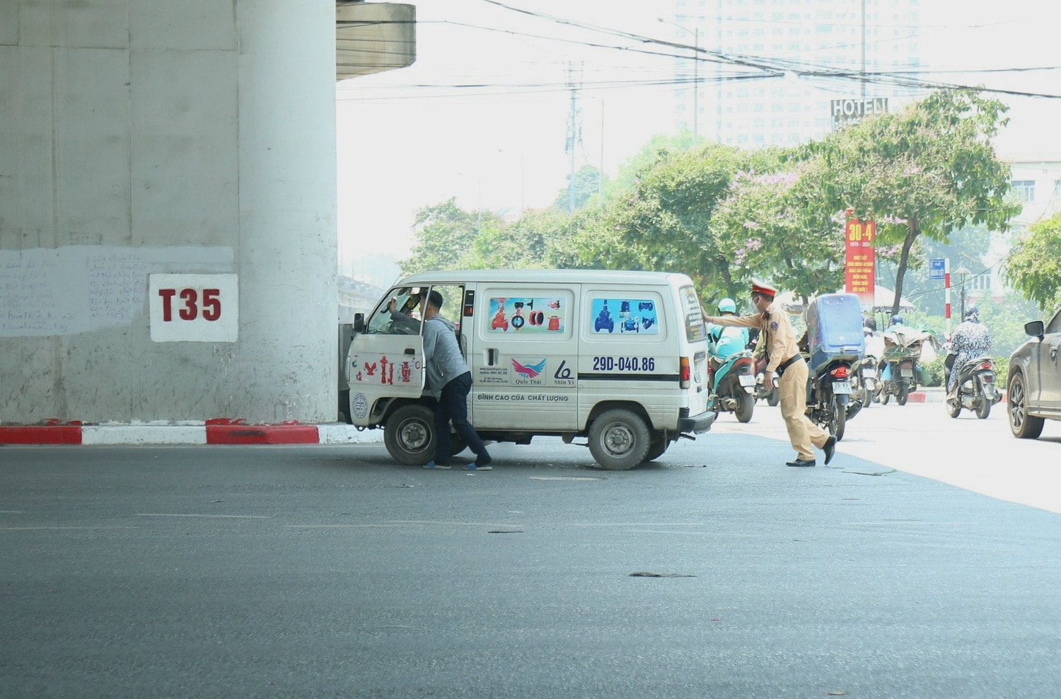 CSGT hỗ trợ tài xế gặp sự cố động cơ Hà Nội: Cảnh sát giao thông phân luồng giao thông dưới nắng nóng gay gắt -0