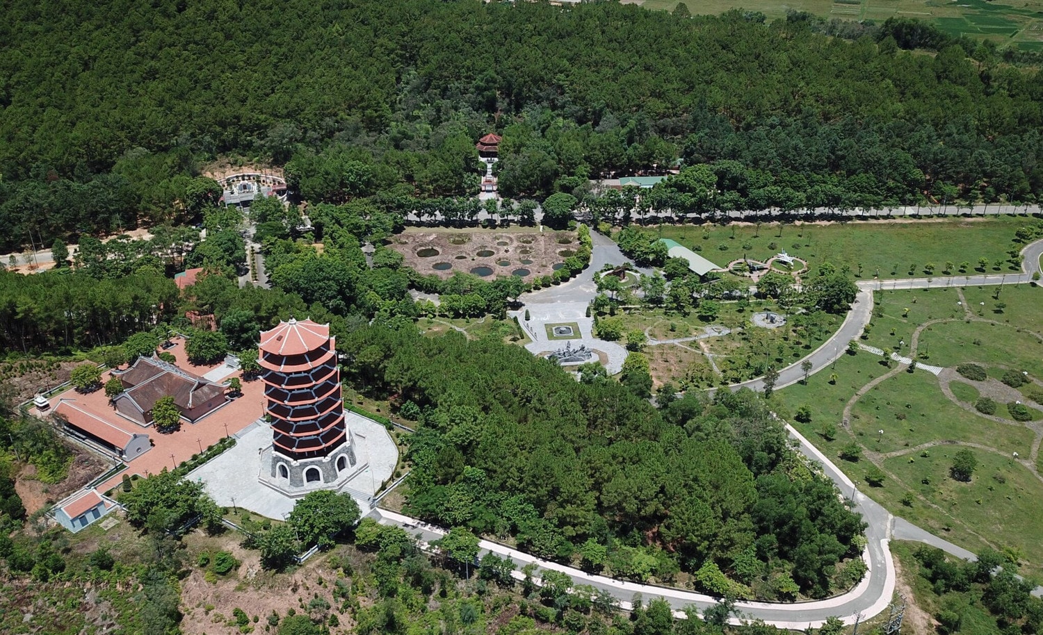 Hàng nghìn du khách dâng hương ở Di tích Ngã ba Đồng Lộc -0