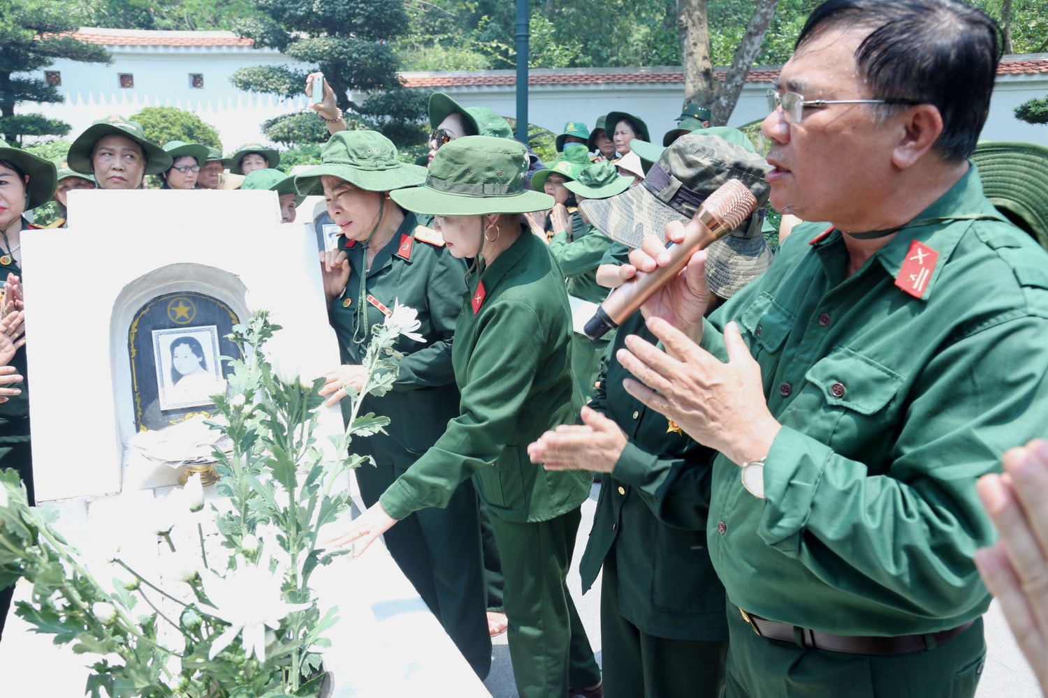 Cựu chiến binh Trần Ngọc Đối đã hát bài “Cúc ơi”, khiến bao đồng đội, du khách xúc động, nghẹn ngào Hàng nghìn du khách dâng hương ở Di tích Ngã ba Đồng Lộc -1