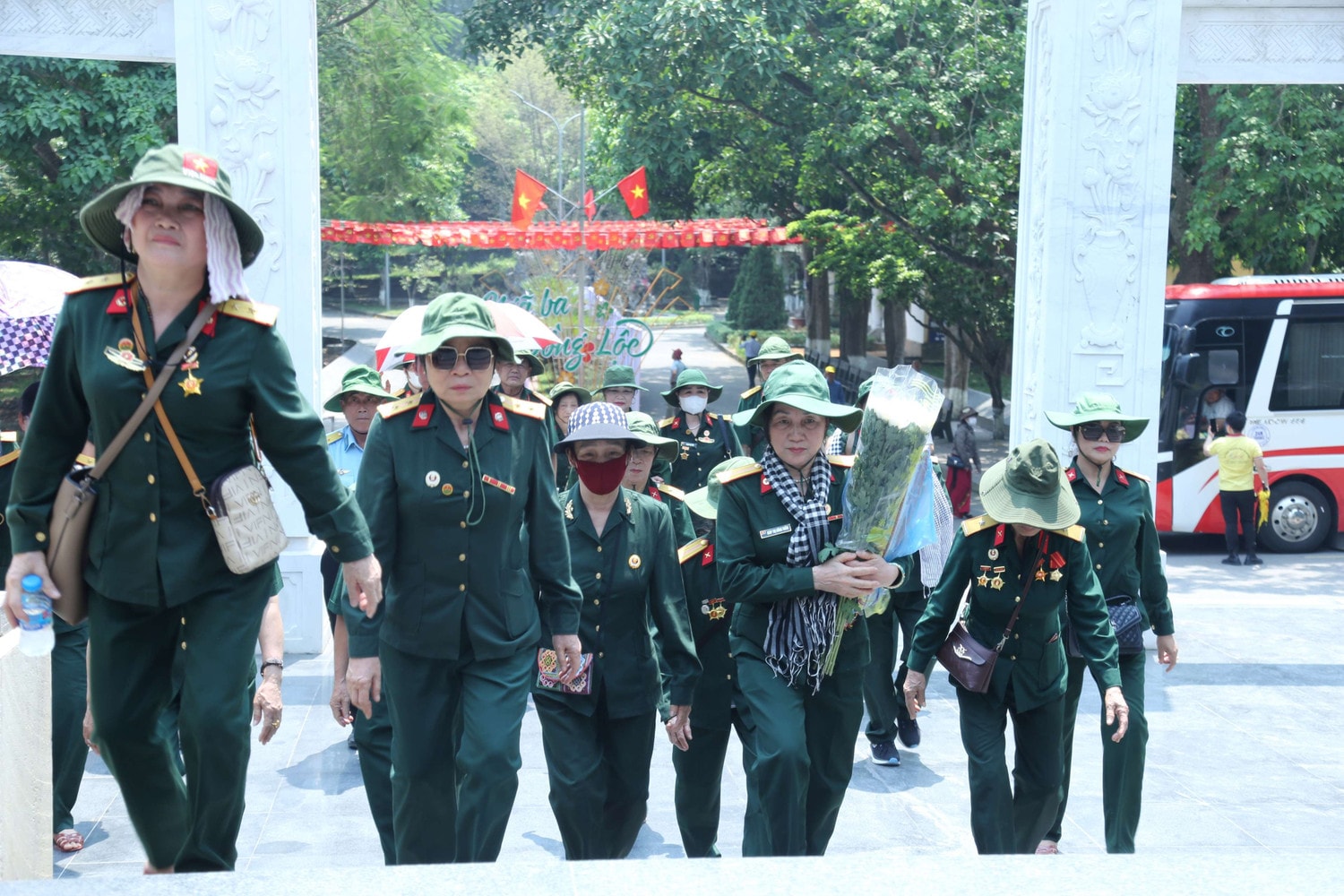 Du khách, những cựu thanh niên xung phong về dâng hương tại Khu Di tích lịch sử Quốc gia đặc biệt Ngã ba Đồng Lộc Hàng nghìn du khách dâng hương ở Di tích Ngã ba Đồng Lộc -0