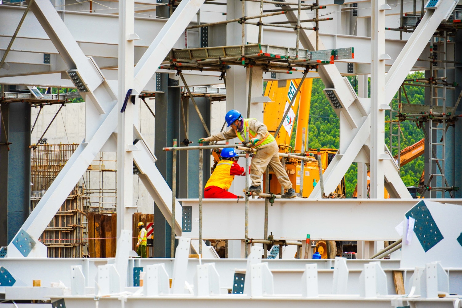 Khoảng 2.000 công nhân đang làm việc trên công trường để dự án hoàn thành kịp tiến độ. Ảnh: Khánh Trinh