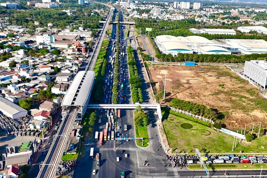 Cầu bộ hành tại ga khu công nghệ cao kết nối nhà ga tuyến Metro số 1 đã được hoàn thành. Ảnh: Thạc Hiếu