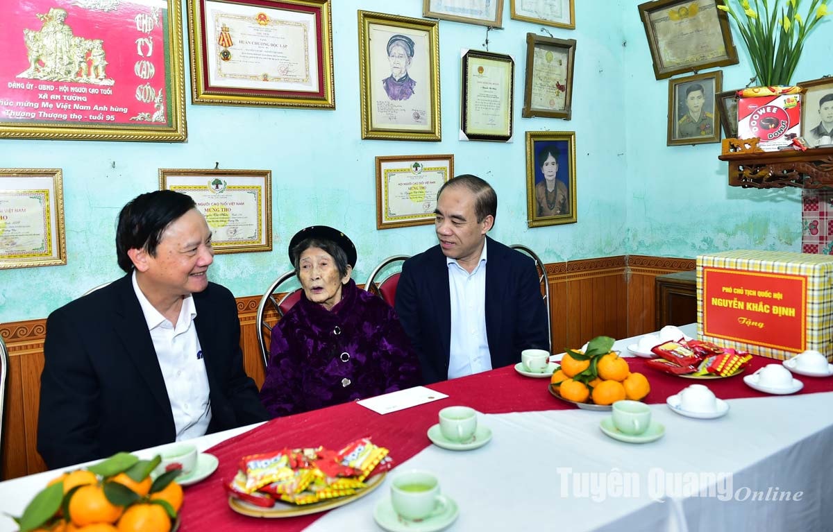 Ủy viên Trung ương Đảng, Phó Chủ tịch Quốc hội Nguyễn Khắc Định và Ủy viên Trung ương Đảng, Bí thư Tỉnh ủy, Trưởng Đoàn ĐBQH tỉnh Chẩu Văn Lâm thăm hỏi sức khỏe Mẹ Việt Nam Anh hùng Nguyễn Thị Nhớn (phường An Tường, TP. Tuyên Quang). Ảnh: NGỌC HƯNG