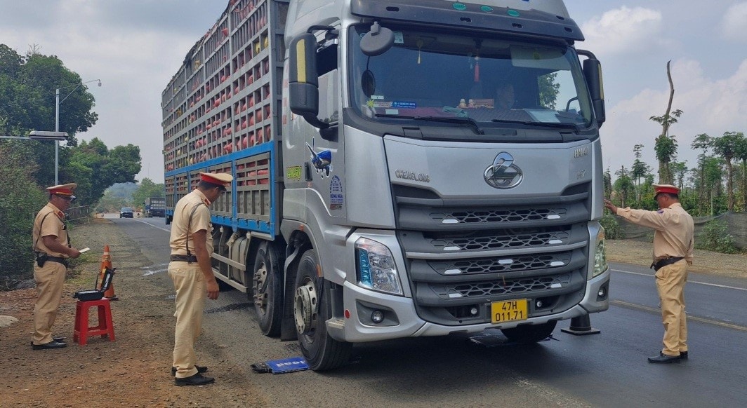 Cảnh sát giao thông Công an Đắk Nông “xuyên đêm, xuyên lễ” bảo đảm trật tự, an toàn giao thông -0
