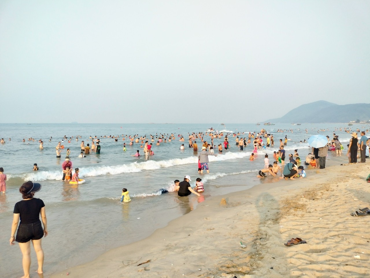 Bãi biển đông kín người dịp nghỉ lễ -0