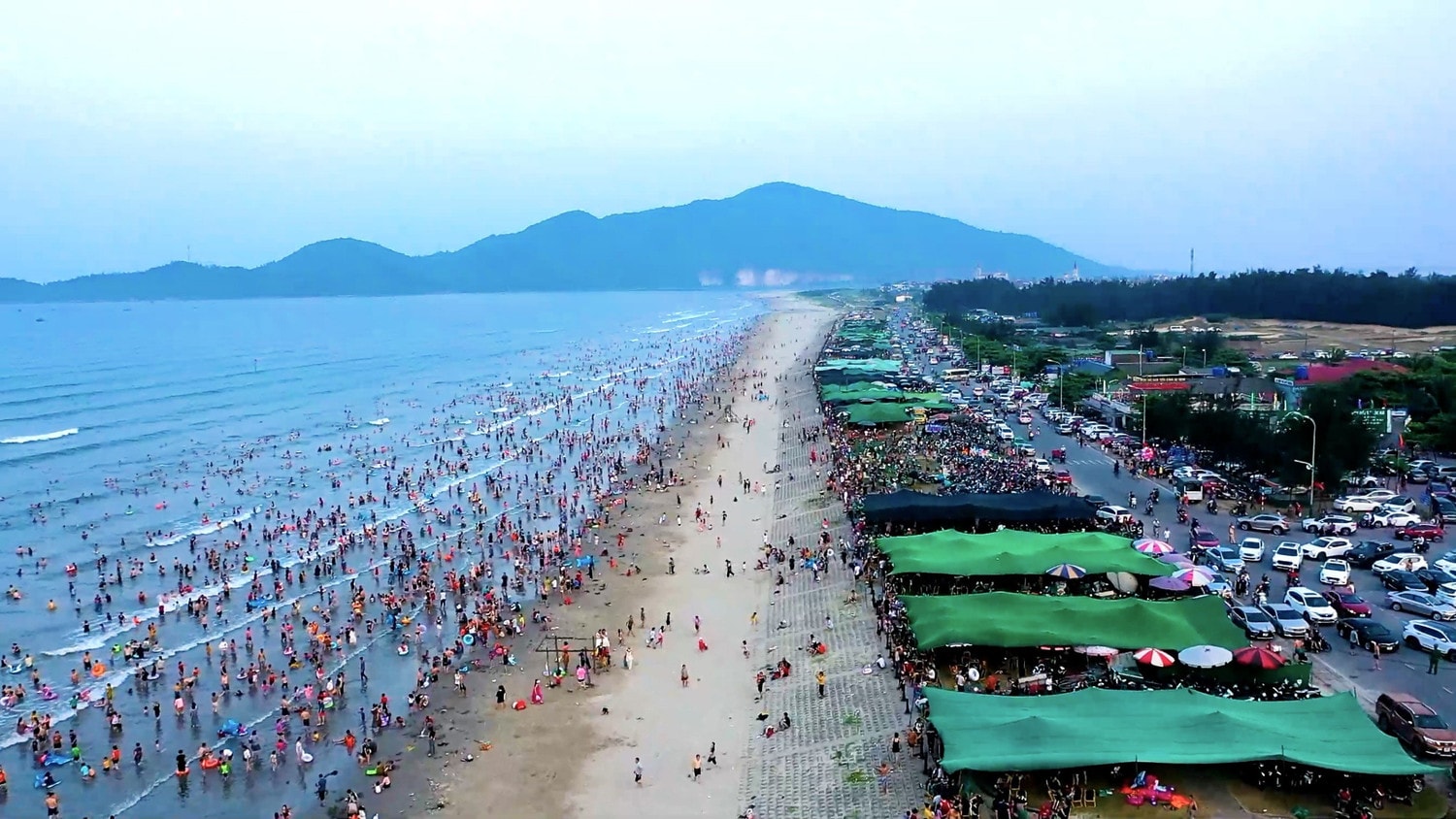 Bãi biển đông kín người dịp nghỉ lễ -0