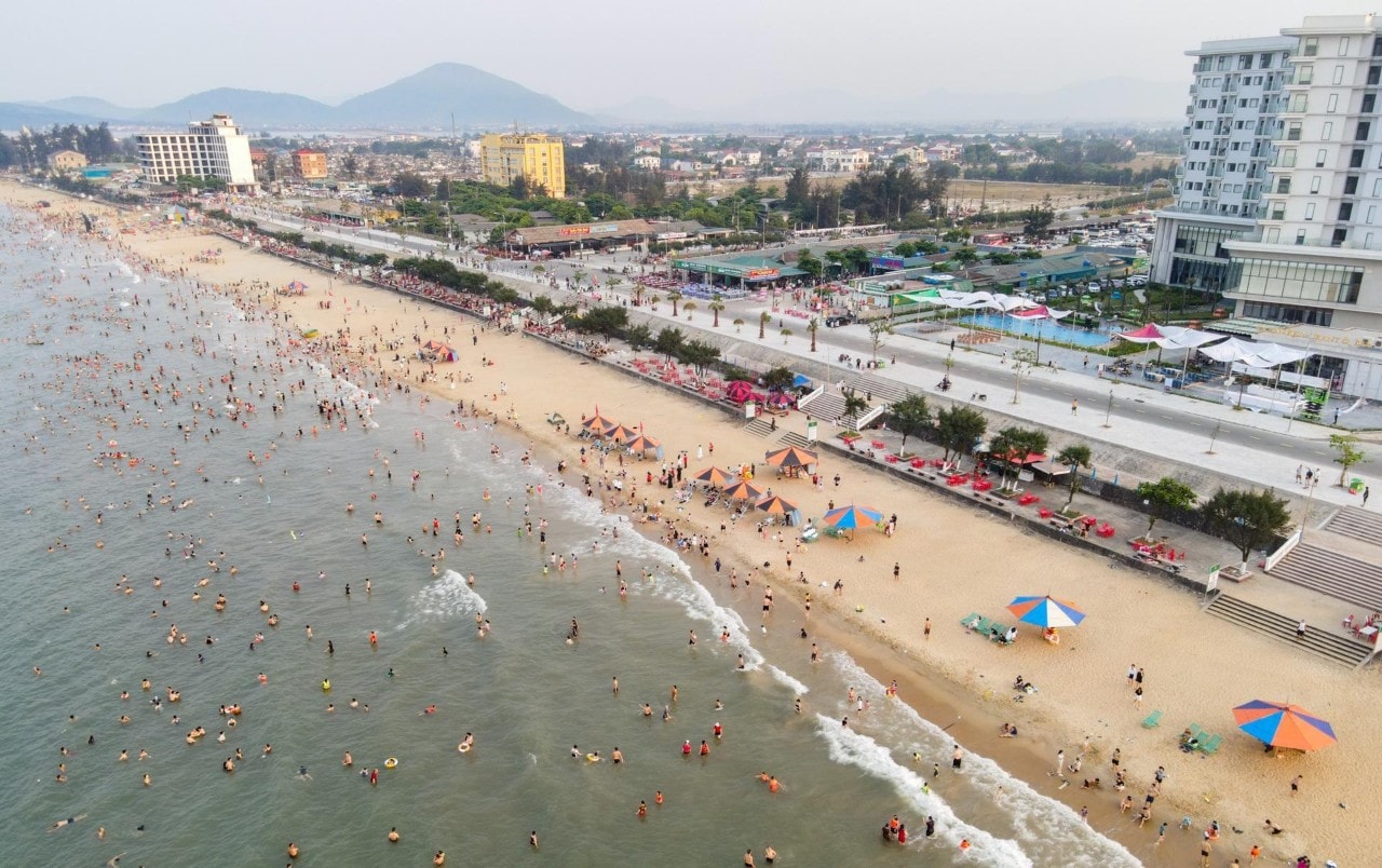 Bãi biển đông kín người dịp nghỉ lễ -0