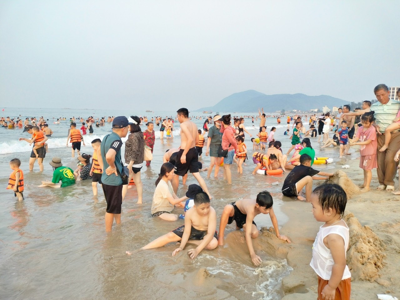 Bãi biển đông kín người dịp nghỉ lễ -1