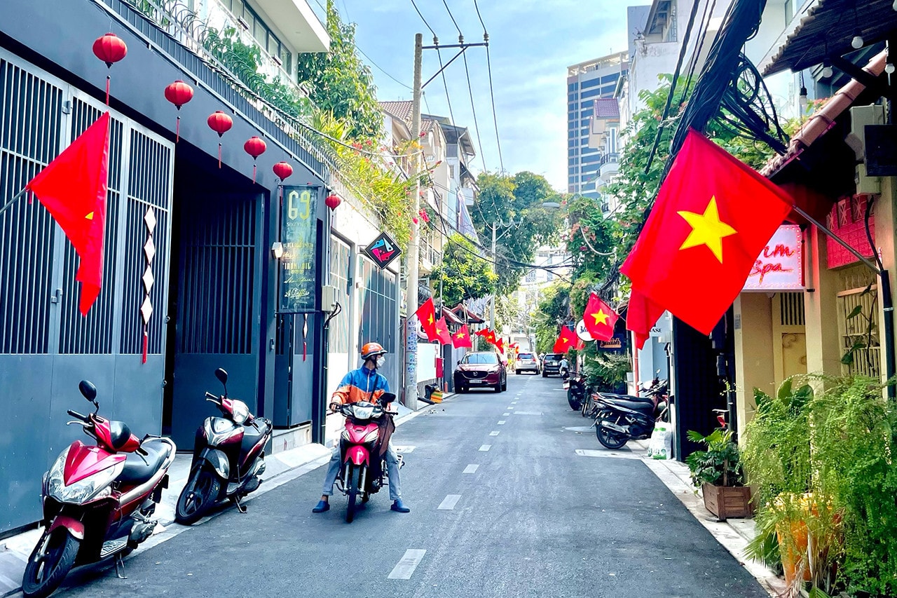 Cờ Tổ quốc rực rỡ trong ngày Giải phóng miền Nam, thống nhất đất nước Diện mạo TP. Hồ Chí Minh vươn lên mạnh mẽ sau 49 năm giải phóng -0