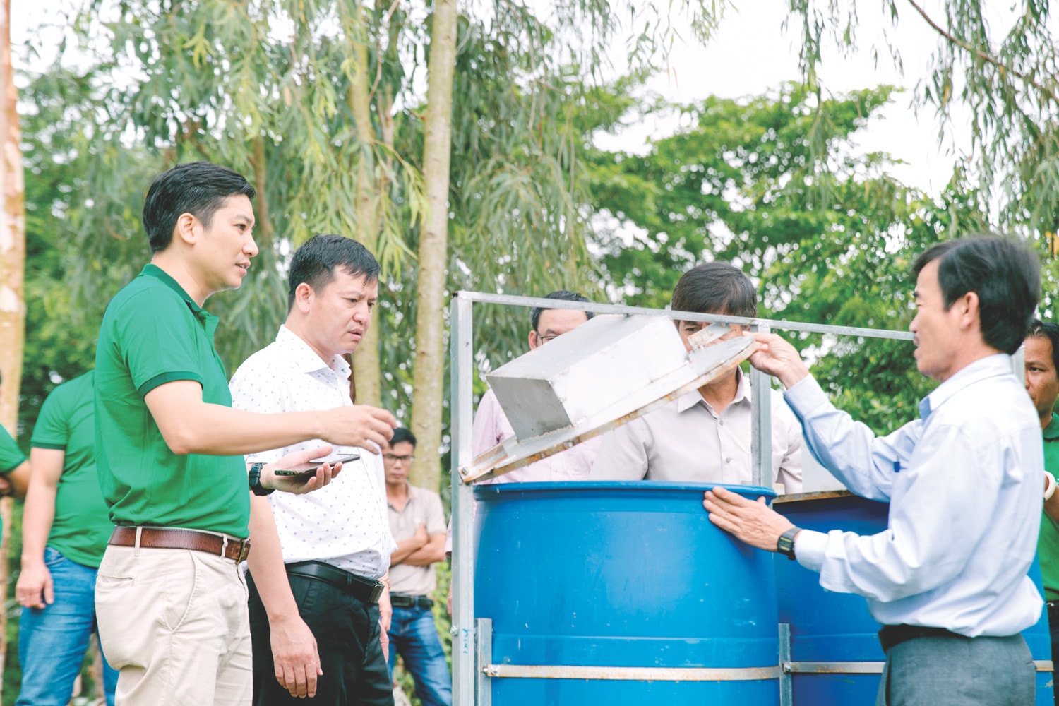 Cục trưởng Cục Bảo vệ thực vật Huỳnh Tấn Đạt (thứ hai từ trái qua) kiểm tra các thùng thu gom bao bì thuốc bảo vệ thực vật tại huyện Lấp Vò, Đồng Tháp