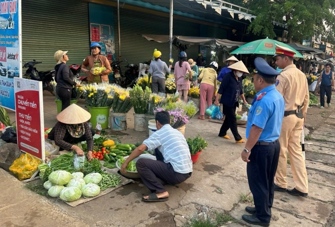 Cảnh sát giao thông Công an Đắk Nông “xuyên đêm, xuyên lễ” bảo đảm trật tự, an toàn giao thông -0