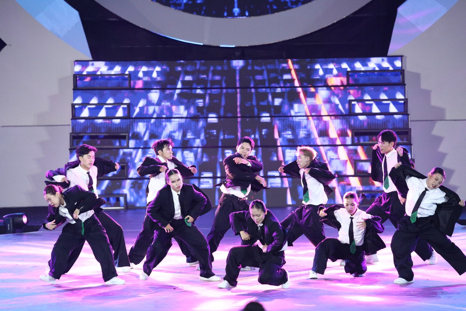 Đội S4 CREW - đội thi mở màn trình diễn khuấy động không khí sôi động đêm chung kết tại hạng mục Showcase Sôi động lễ hội vũ đạo ngoài trời tại Quảng trường Lâm viên – Đà Lạt