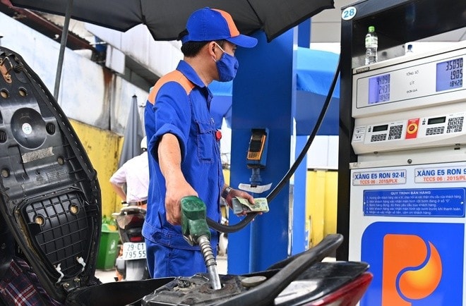 Giá xăng RON95 tăng 40 đồng mỗi lít -0