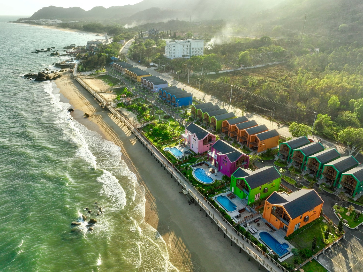 Trân Châu Beach Resort cách trung tâm TP. Vũng Tàu khoảng 30km và cách TP. Hồ Chí Minh chỉ 2 giờ đi xe