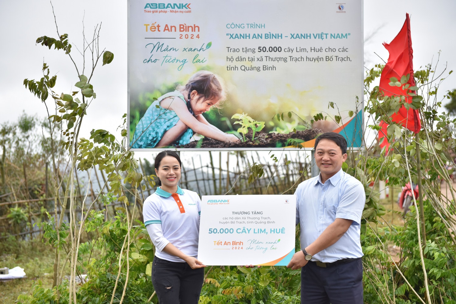 ABBANK thành công gây quỹ và chính thức trao tặng 50.000 cây giống gỗ lớn Lim, Huê cho các hộ dân khó khăn tại xã Thượng Trạch, huyện Bố Trạch, tỉnh Quảng Bình abbank thành công gây quỹ 50.000 cây gỗ lớn cho các gia đình khó khăn tỉnh quảng bình -0