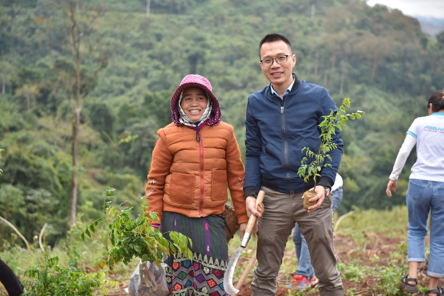 Nụ cười hạnh phúc của người dân huyện Bố Trạch khi nhận bàn giao cây giống abbank thành công gây quỹ 50.000 cây gỗ lớn cho các gia đình khó khăn tỉnh quảng bình -0