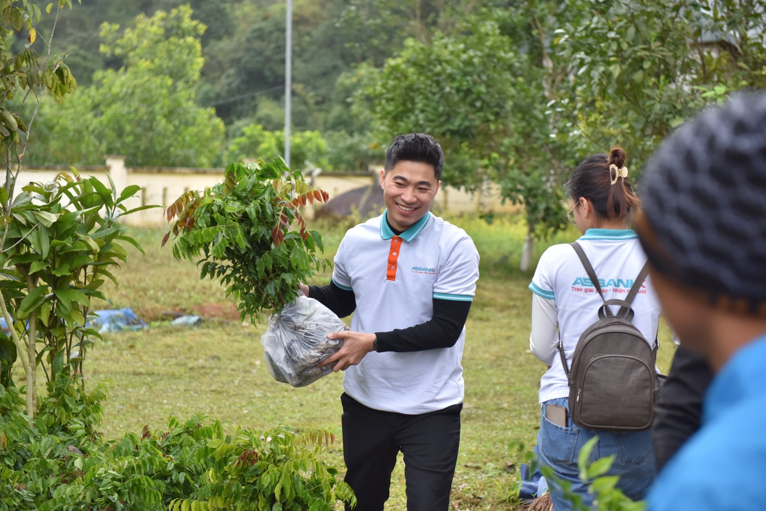 Tham gia cùng Ngân hàng trồng cây hỗ trợ người dân là một trong những hoạt động thiện nguyện ý nghĩa của CBNV ABBANK trong nhiều năm qua abbank thành công gây quỹ 50.000 cây gỗ lớn cho các gia đình khó khăn tỉnh quảng bình -0