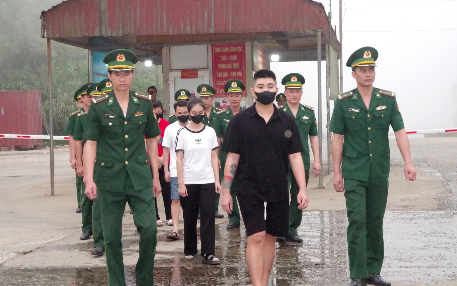 Các nạn nhân đã được các lực lượng chức năng đưa về đến Cửa khẩu quốc tế Cầu Treo an toàn