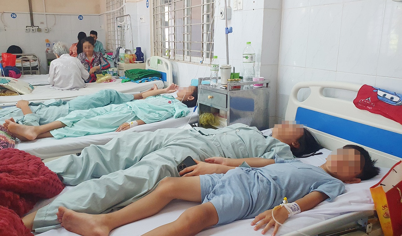 Hơn 460 người nghi bị ngộ độc sau khi ăn bánh mì, 5 ca nặng -0