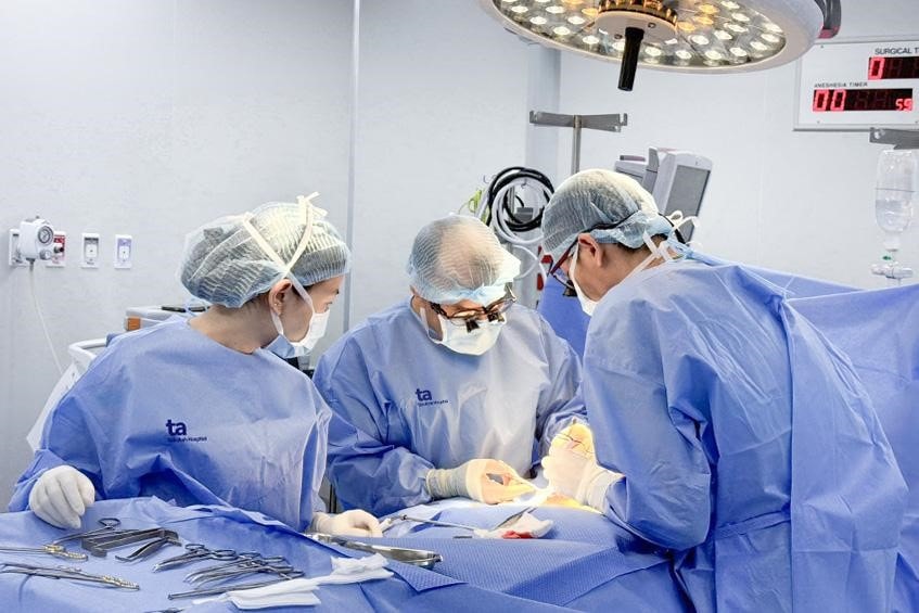 Đại phẫu cứu bé trai có khối u nặng bằng 1/3 trọng lượng cơ thể -0
