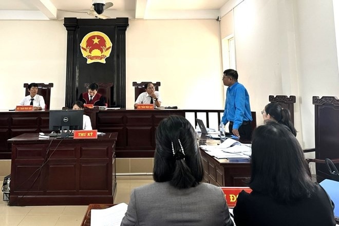 Tổ chức nào đại diện tập thể người lao động khởi kiện khi quyền về an toàn vệ sinh lao động bị xâm phạm? -0