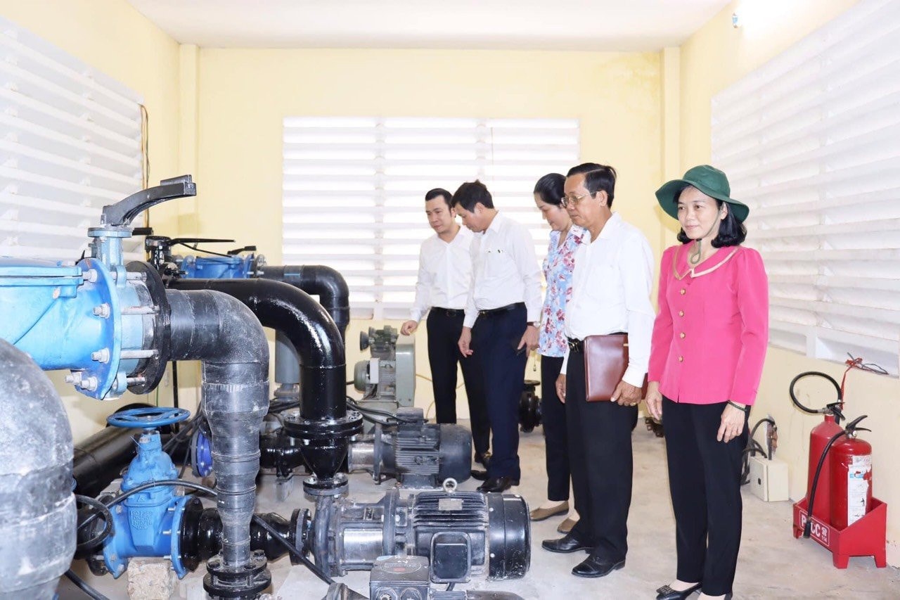  Ủy viên Ban Thường vụ Tỉnh ủy, Phó Chủ tịch Thường trực HĐND tỉnh Mai Văn Nhiều (thứ hai, từ trái qua) khảo sát thực tế việc cung cấp nước sinh hoạt cho người dân