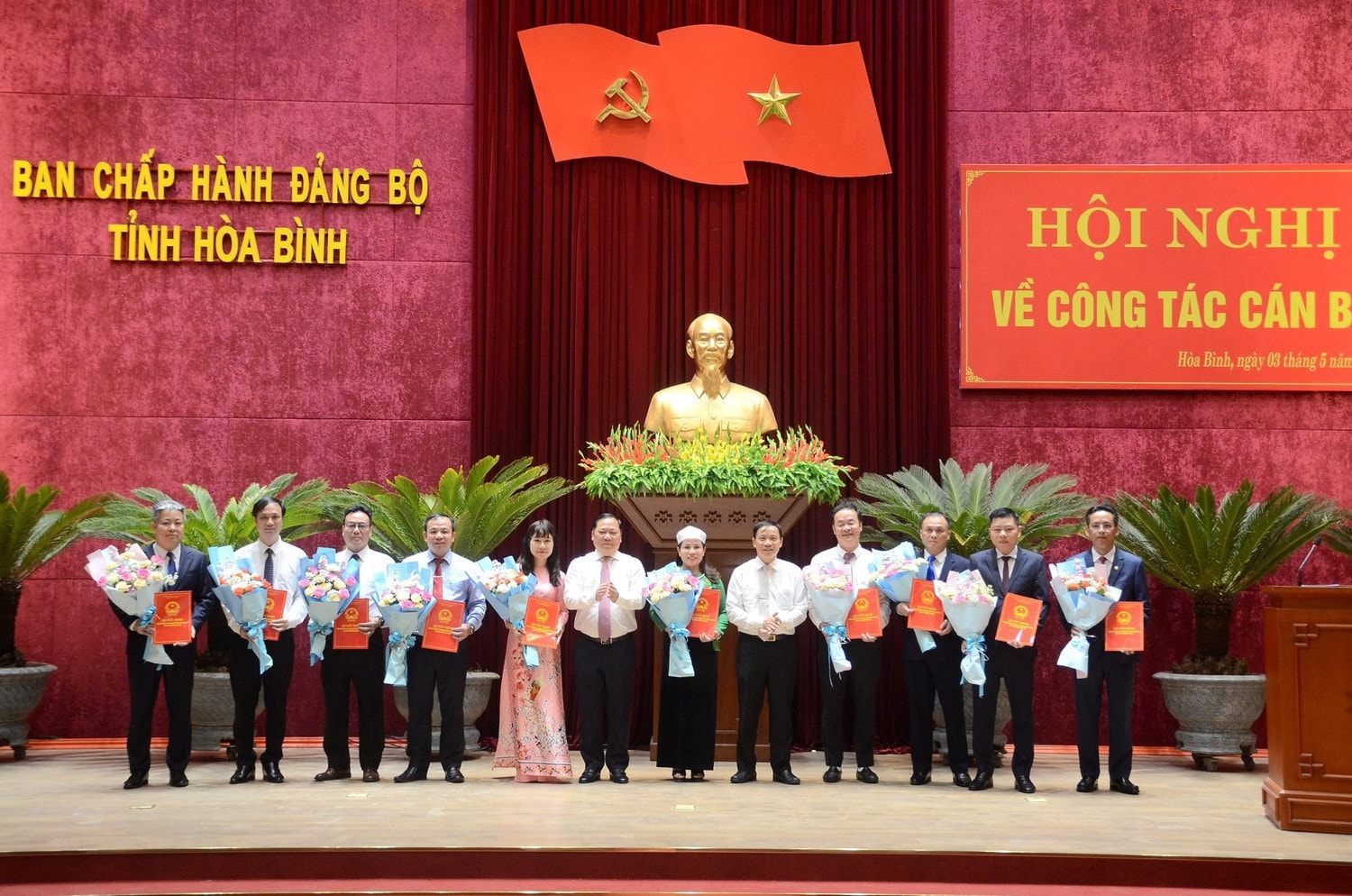 Bí thư Tỉnh ủy Hòa Bình Nguyễn Phi Long và Phó Bí thư Tỉnh ủy, Chủ tịch UBND tỉnh Bùi Văn Khánh trao quyết định cho các cán bộ được điều động, bổ nhiệm. Ảnh: Lê Thùy Hòa Bình: Công bố các quyết định điều động, bổ nhiệm lãnh đạo quản lý -0