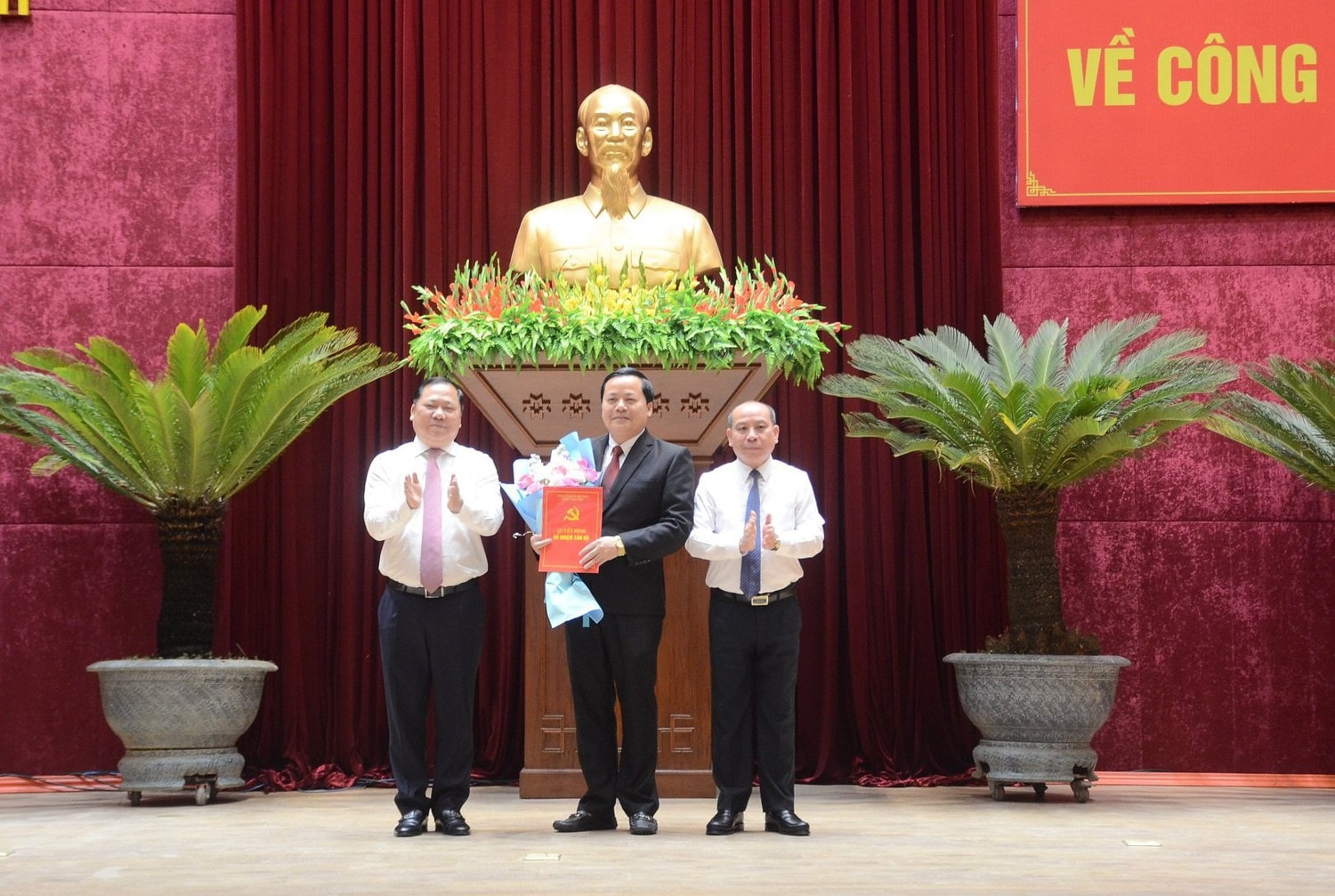 Bí thư Tỉnh ủy Nguyễn Phi Long và Phó Bí thư Thường trực Tỉnh ủy, Chủ tịch HĐND tỉnh Bùi Đức Hinh trao Nghị quyết của Ủy ban Thường vụ Quốc hội phê chuẩn kết quả bầu Phó Chủ tịch HĐND tỉnh nhiệm kỳ 2021 - 2026 cho ông Bùi Văn Thắng. Ảnh: Lê Thùy Hòa Bình: Công bố các quyết định điều động, bổ nhiệm lãnh đạo quản lý -0