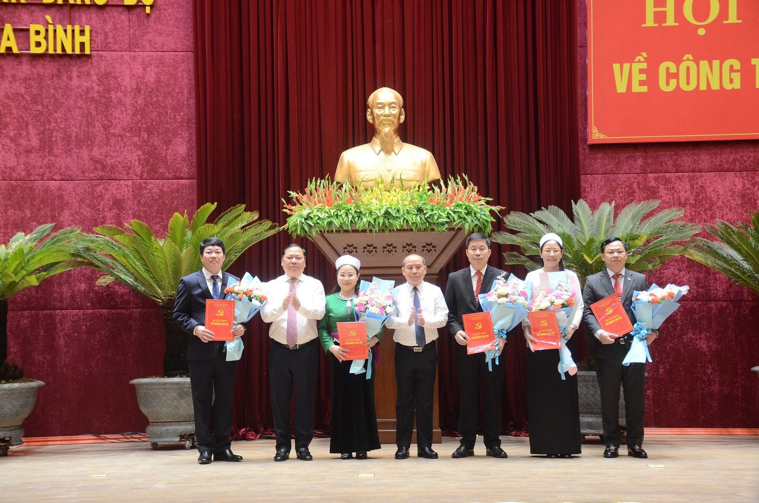 Bí thư Tỉnh ủy Nguyễn Phi Long và Phó Bí thư Thường trực Tỉnh ủy, Chủ tịch HĐND tỉnh Bùi Đức Hinh trao quyết định của Ban Thường vụ Tỉnh ủy cho các cán bộ. Ảnh: Lê Thùy Hòa Bình: Công bố các quyết định điều động, bổ nhiệm lãnh đạo quản lý -0