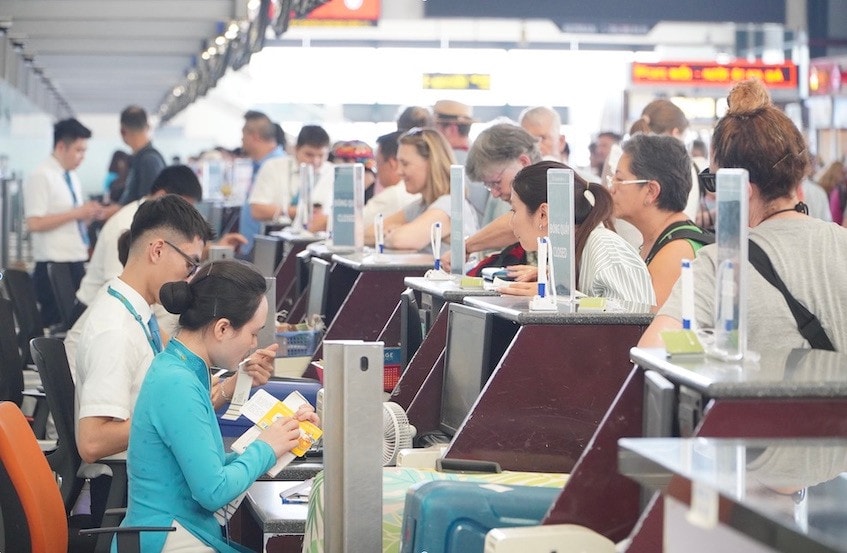 Nhân viên làm thủ tục check - in cho khách. Ảnh: Phóng viên