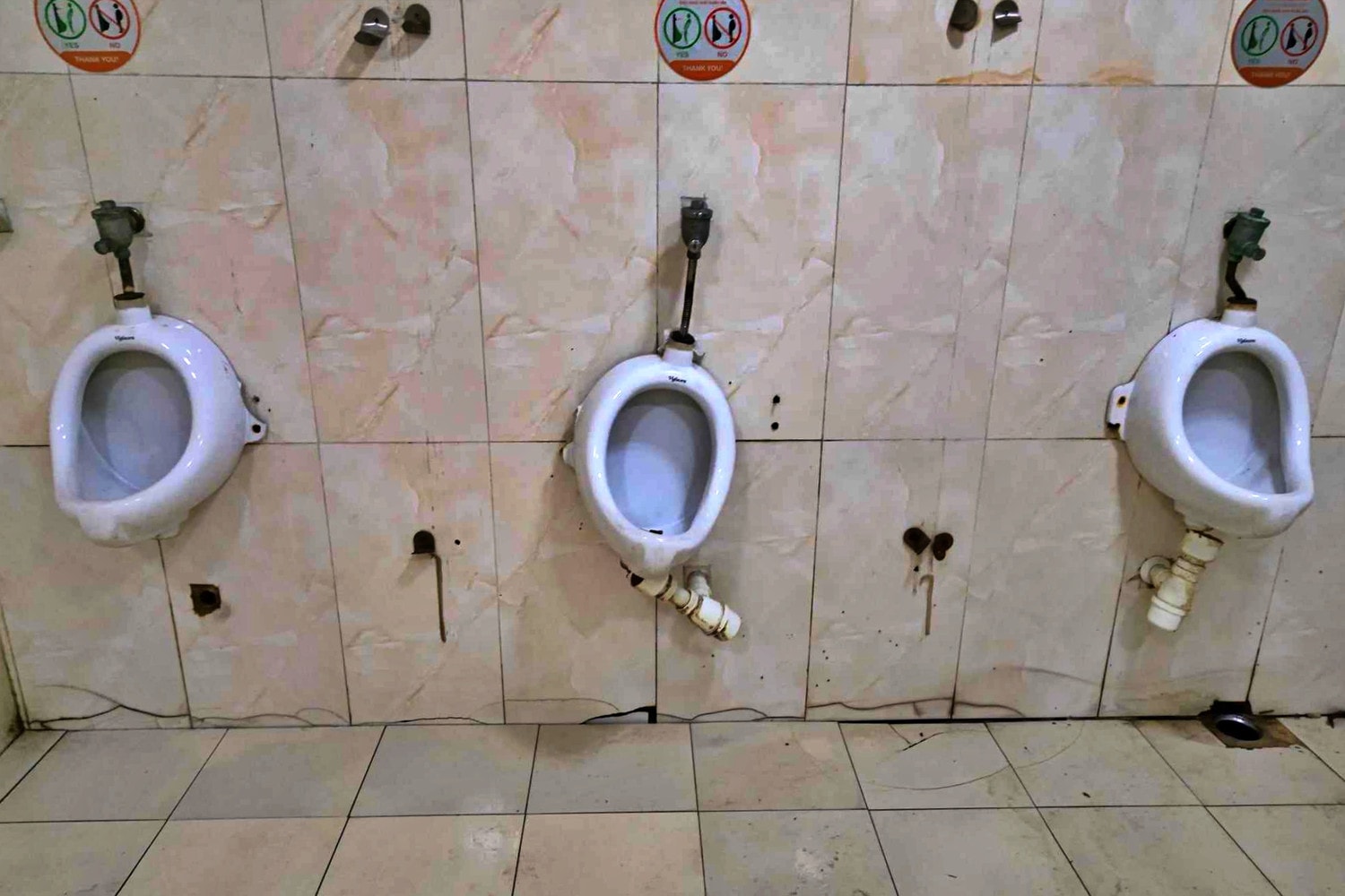 Nhiều hạng mục ở Công viên Cầu Giấy xuống cấp, hoang tàn ảnh 8 Khu nhà vệ sinh hư hỏng không được sửa chữa