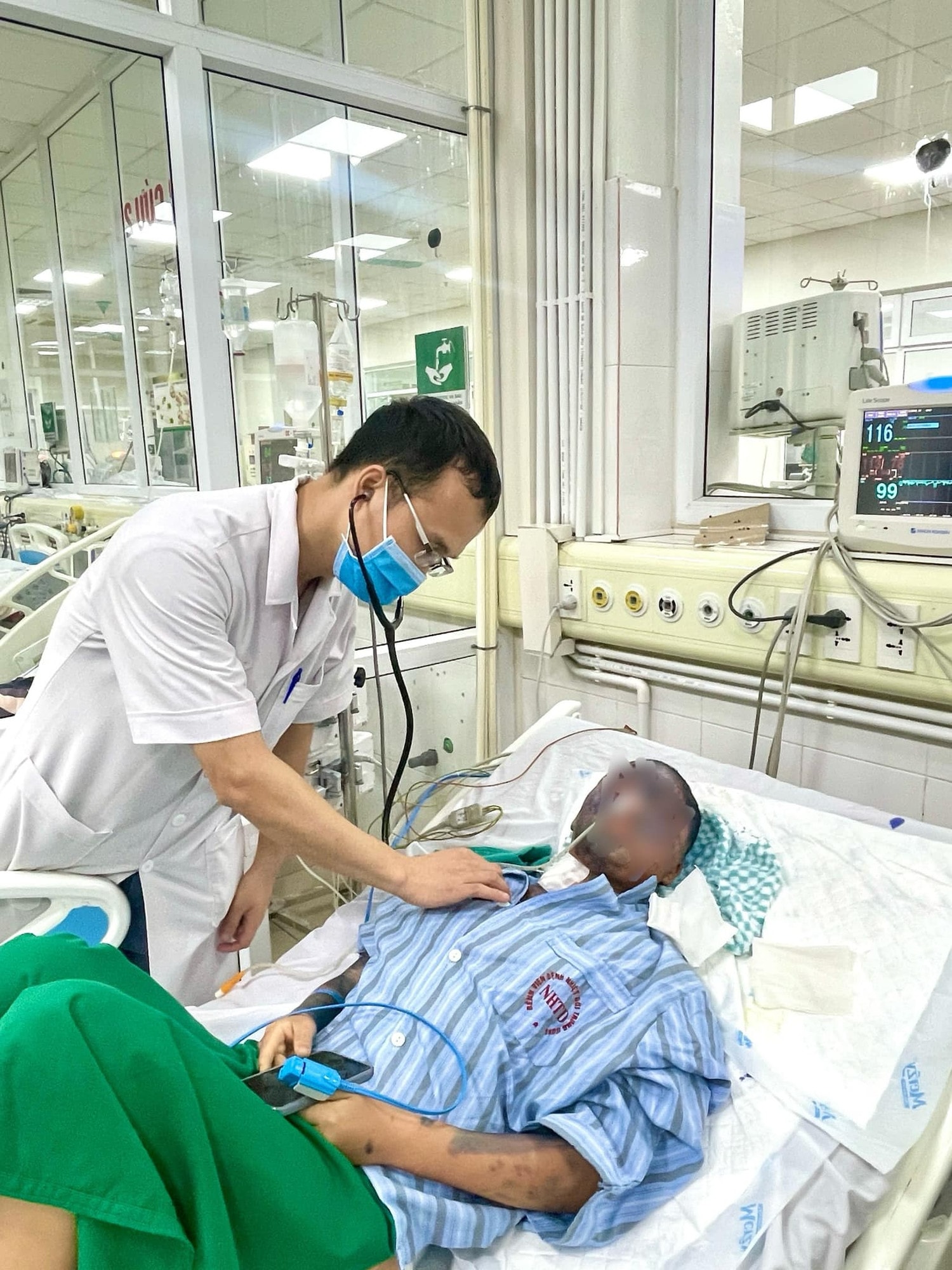 Cô gái 17 tuổi suýt tử vong do mắc thủy đậu nặng -0