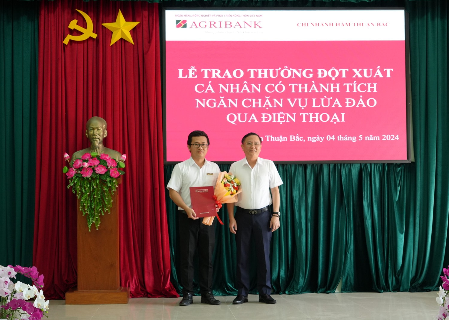 Lãnh đạo Ngân hàng Agribank Bình Thuận trao thưởng đột xuất cho Ngân hàng Agribank chi nhánh Hàm Thuận Bắc Lãnh đạo Ngân hàng Agribank Bình Thuận trao thưởng đột xuất cho Ngân hàng Agribank chi nhánh Hàm Thuận Bắc