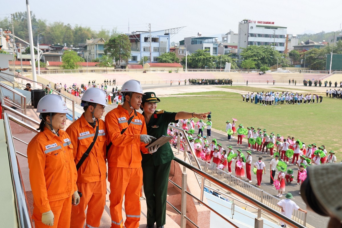 Điện lực thành phố Điện Biên Phủ đã bố trí nhân lực, phương tiện, trang thiết bị phục vụ điện tại những khu vực diễn ra các sự kiện. Ảnh: EVNNPC Sẵn sàng các phương án bảo đảm điện phục vụ chuỗi các sự kiện Kỷ niệm 70 năm chiến thắng Điện Biên Phủ -0