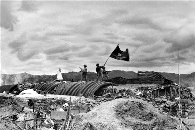Chiều 7.5.1954, Lá cờ 