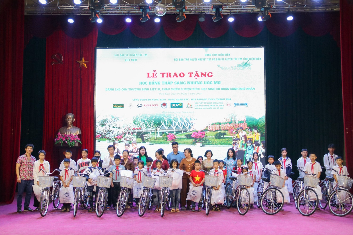 Thắp sáng ước mơ trẻ em Điện Biên -1