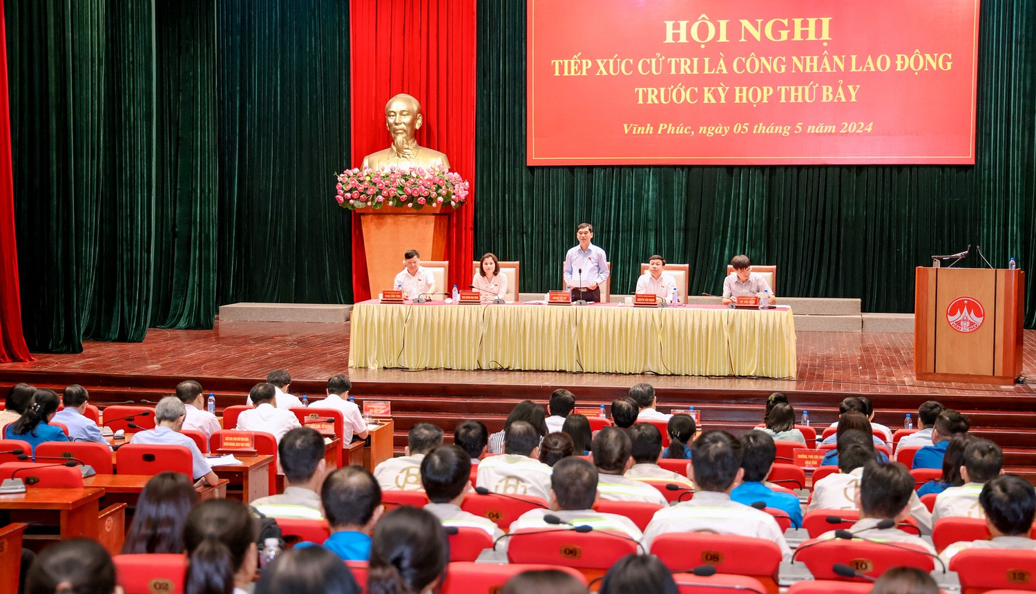 Toàn cảnh Hội nghị Đoàn ĐBQH tỉnh Vĩnh Phúc TXCT là công nhân lao động -0