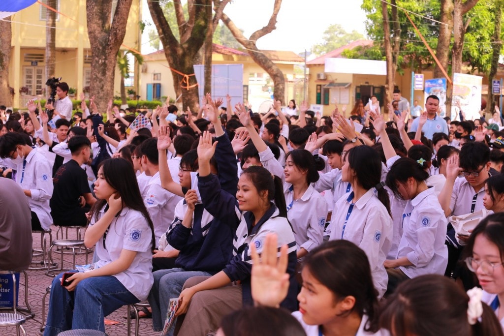 Hà Nội: Hơn 1.000 học sinh được tư vấn hướng nghiệp khối ngành Sức khỏe và Ngôn ngữ -0