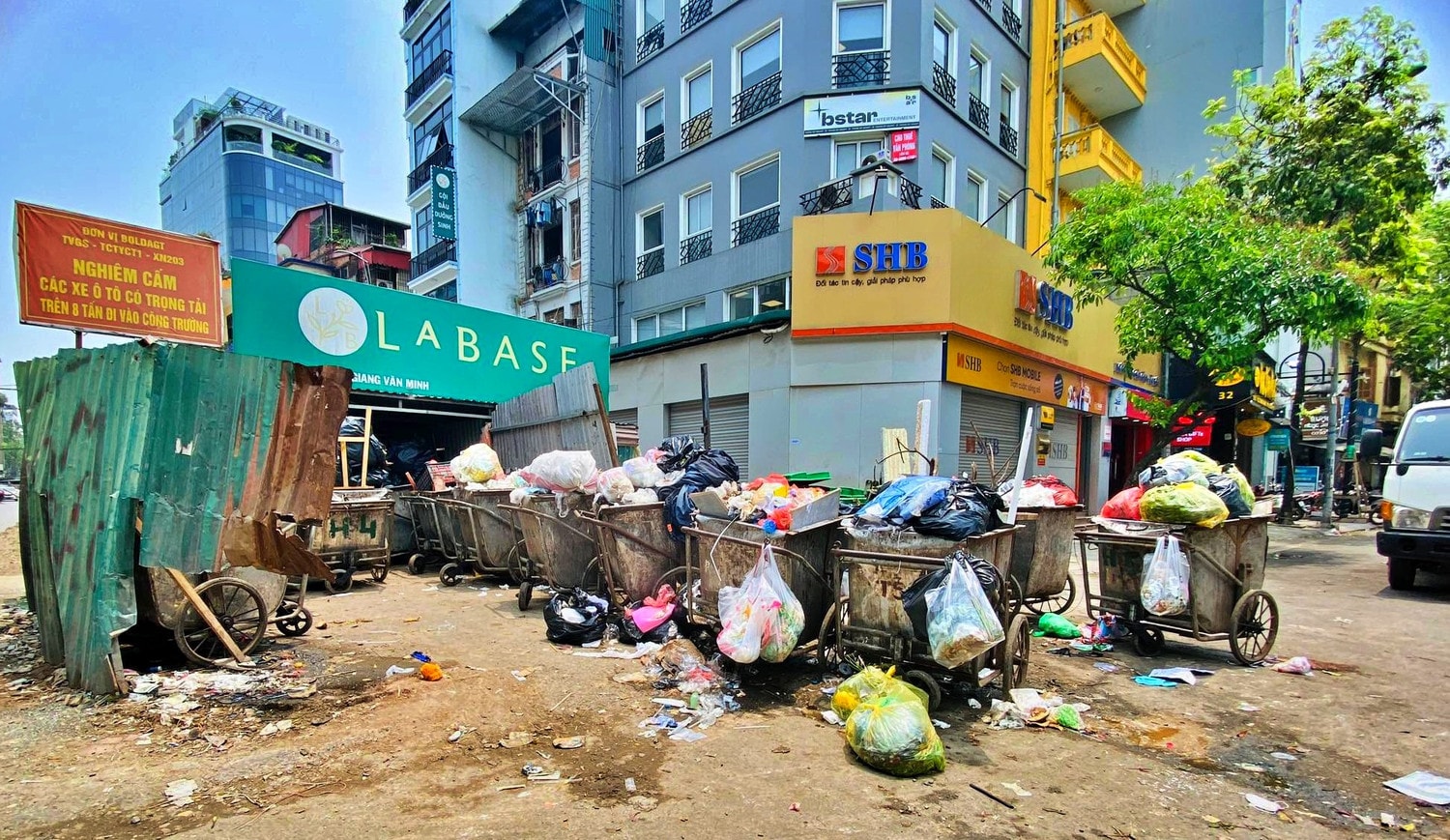 Đầu ngõ 34, ngõ 36 Giang Văn Minh rác ngập ngụa, bốc mùi nồng nặc