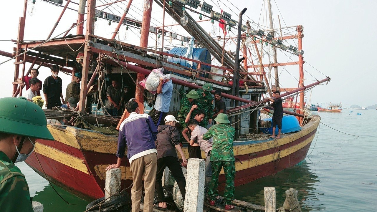 Quảng Bình: Khẩn trương tìm kiếm 11 ngư dân mất tích do lốc xoáy trên biển -0