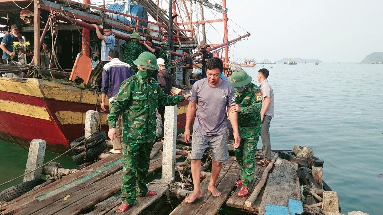 Quảng Bình: Khẩn trương tìm kiếm 11 ngư dân mất tích do lốc xoáy trên biển -0