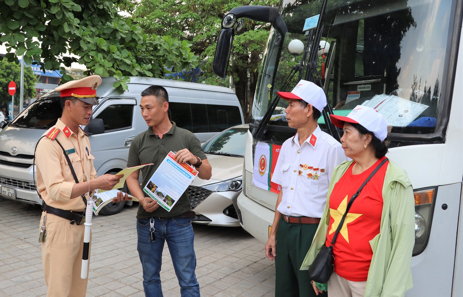 Đoội Cảnh sát giao thông, trật tự phát tờ rơi tuyên truyền, chia sẻ kinh nghiệm lái xe đường đèo núi cho các lái xe