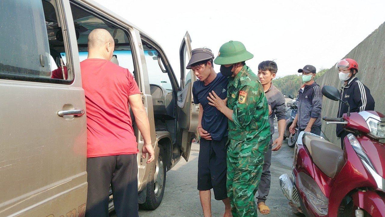 Quảng Bình: Khẩn trương tìm kiếm 11 ngư dân mất tích do lốc xoáy trên biển -0