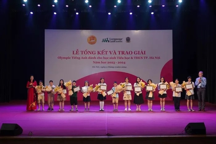 Hà Nội: Trao hơn 2 tỷ đồng cho học sinh đoạt giải Olympic Tiếng Anh 2024 -0