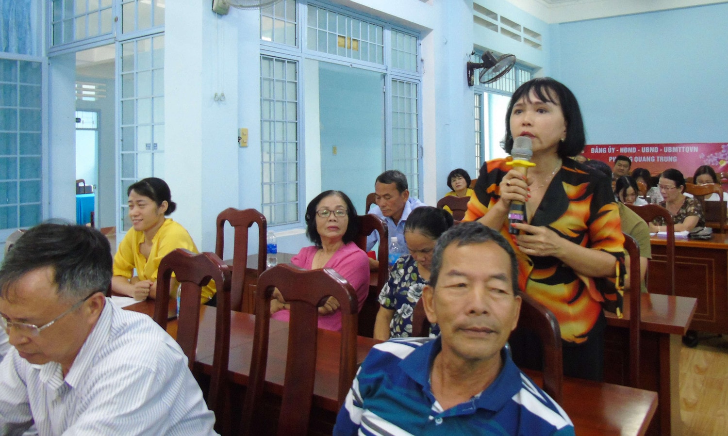 Cử tri phường Quang Trung, thành phố Kon Tum kiến nghị trong một buổi TXCT với đại biểu dân cử. Ảnh: T.L