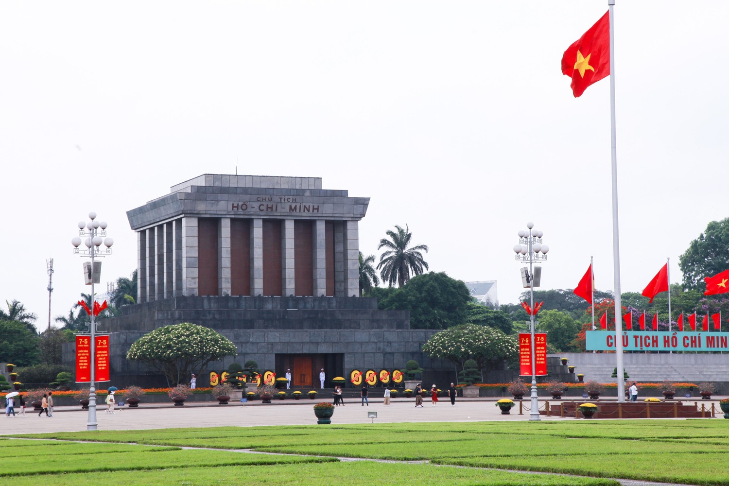 Hà Nội rực rỡ cờ hoa chào mừng kỷ niệm 70 năm chiến thắng Điện Biên Phủ -0