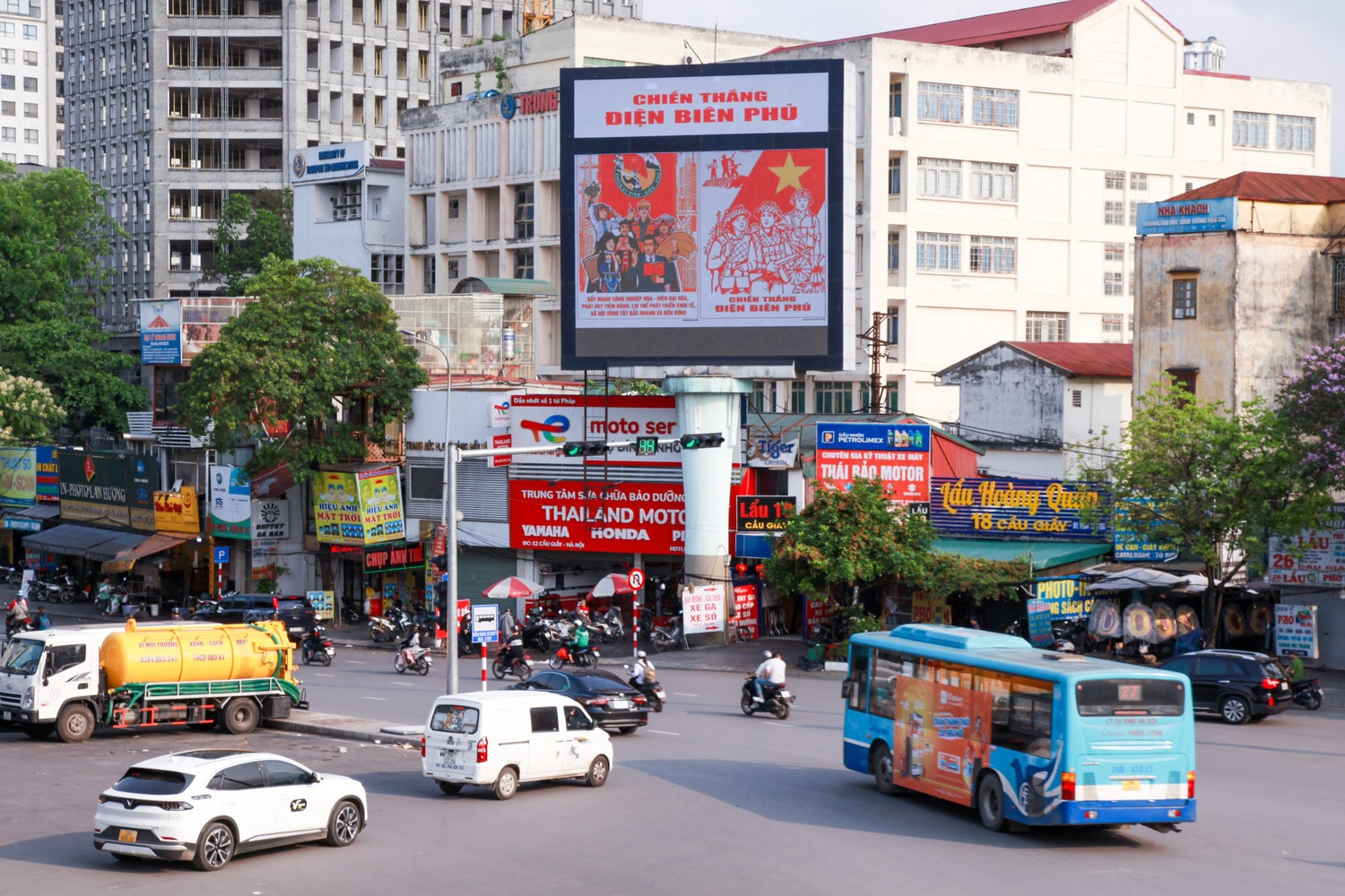 Hà Nội rực rỡ cờ hoa chào mừng kỷ niệm 70 năm chiến thắng Điện Biên Phủ -0